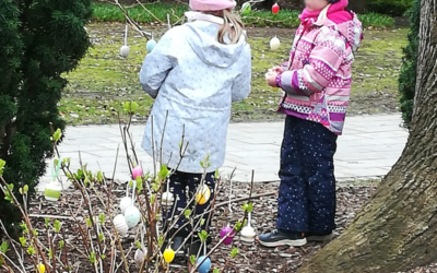 Kindergartenkinder schmücken im Kurpark für Ostern: Bunte Eier bringen Frühlingsfreude