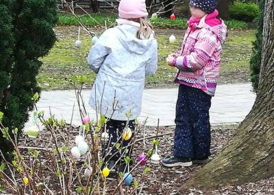 Kindergartenkinder schmücken den Kurpark