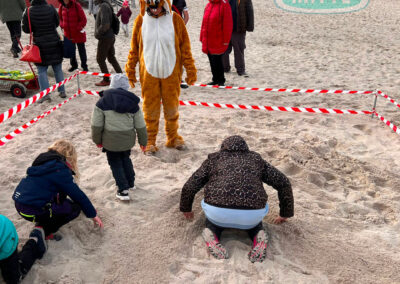 Die Kinder haben Spaß mit den Hasen beim suchen.