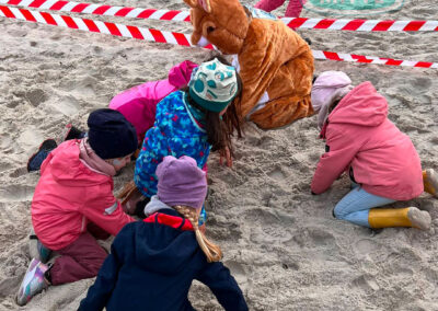 Unsere Hasen spielen mit den Kindern