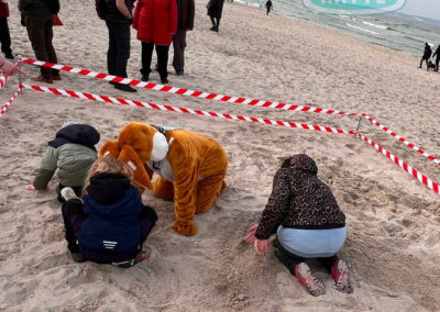 Die Kinder haben Spaß mit den Hasen beim suchen.