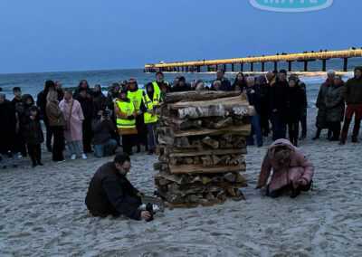 Das osterfeuer wird angezündet