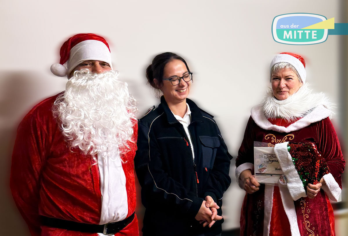 Leiterin der Jugendfeuerwehr Binz gemeinsam mit Weihnachtsmann und Weihnachtsfrau während der Weihnachtsüberraschung von Aus der Mitte.