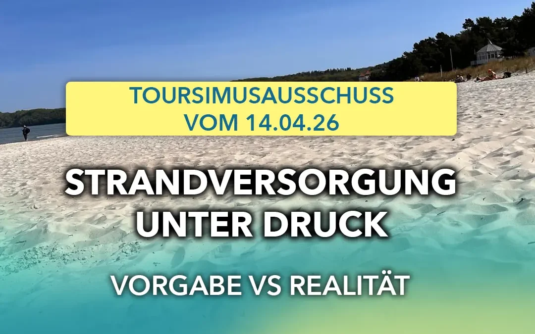 Der weiße Sandstrand von Binz an der Ostsee mit einem gelben Hinweisschild und dem Text Tourismusausschuss Strandversorgung unter Druck Vorgabe vs Realität.