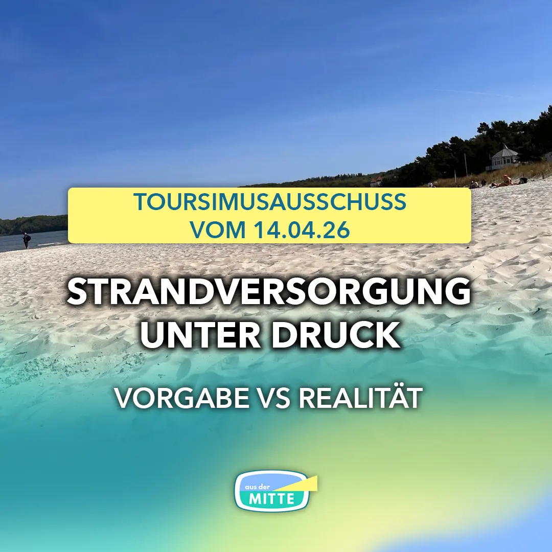 Der weiße Sandstrand von Binz an der Ostsee mit einem gelben Hinweisschild und dem Text Tourismusausschuss Strandversorgung unter Druck Vorgabe vs Realität.