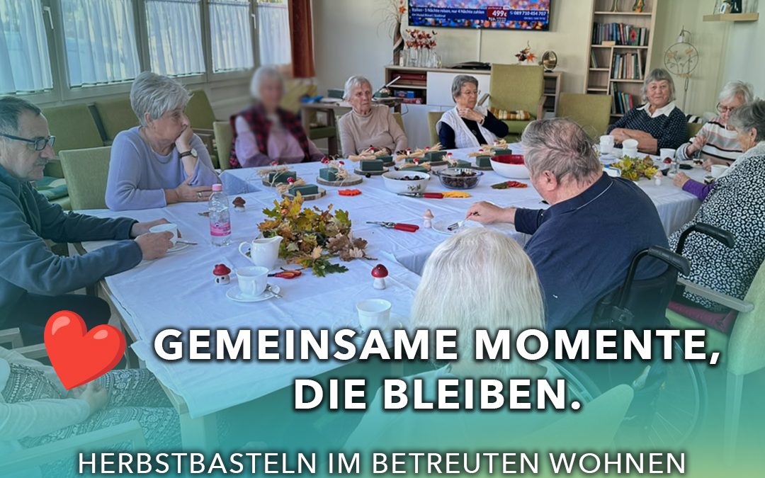 Bewohnerinnen und Bewohner sitzen beim Herbstbasteln gemeinsam mit Vereinsmitgliedern an einem Tisch mit Bastelmaterial.