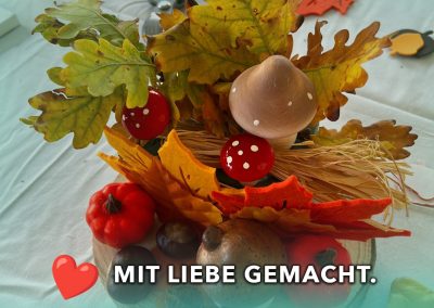 Gestecke der Bewohner beim Herbstbasteln