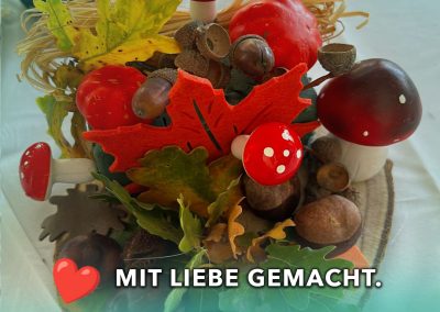 Gestecke der Bewohner beim Herbstbasteln