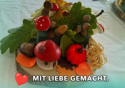 Gestecke der Bewohner beim Herbstbasteln