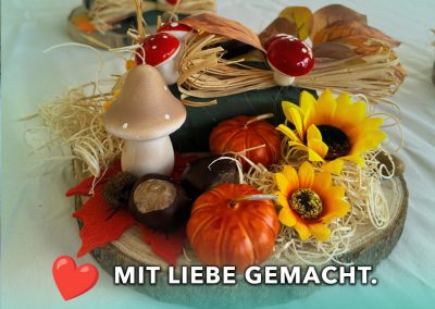 Gestecke der Bewohner beim Herbstbasteln