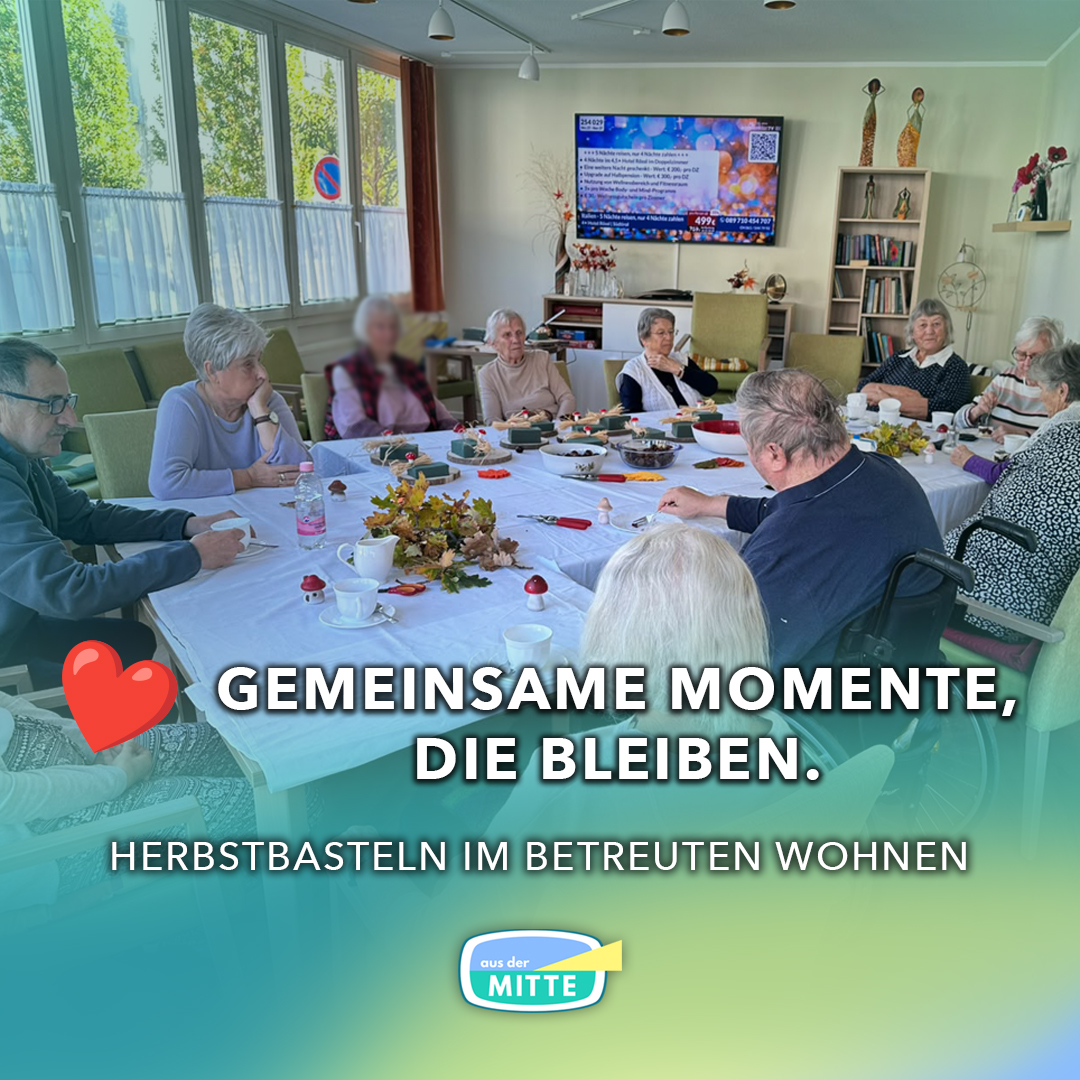 Bewohnerinnen und Bewohner sitzen beim Herbstbasteln gemeinsam mit Vereinsmitgliedern an einem Tisch mit Bastelmaterial.